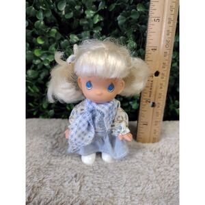 Precious Moments 1996 Special Singer Country Doll Blonde‎ Blue Eyes Denim Dress